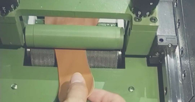 女鞋大底如何上膠？